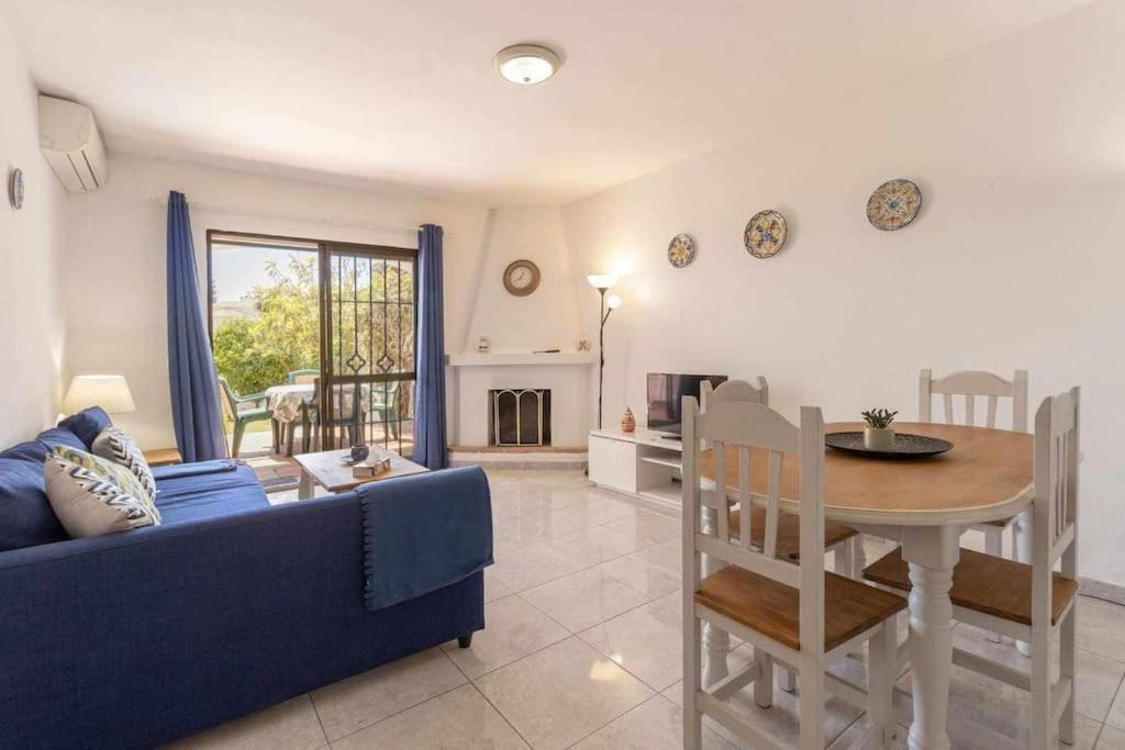 Tropicana Townhouse, 2 Bedroom Next To The Pool Apartment Nerja